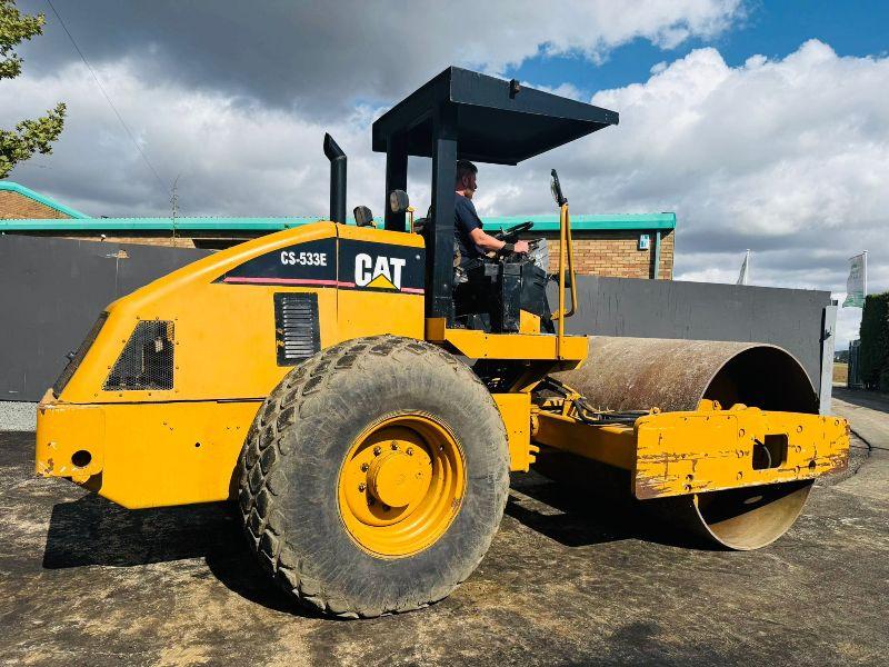 CATERPILLAR CS553E SINGLE DRUM VIBRATING ROLLER*VIDEO*