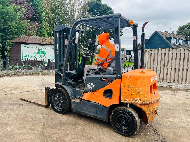 DOOSAN D25S-5 DEISEL FORK LIFT *YEAR 2008, CONTAINER SPEC* C/W SIDE SHIFT 