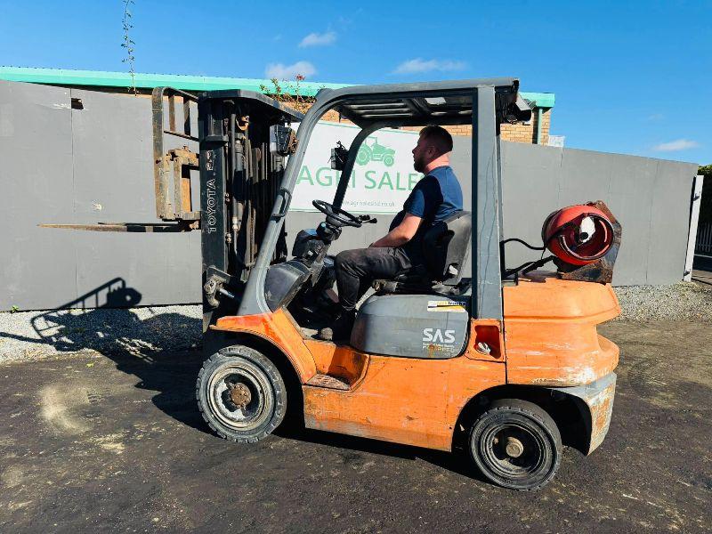 TOYOTA 42-7FGF25 CONTAINER SPEC FORKLIFT*C/W PALLET TINES*VIDEO*