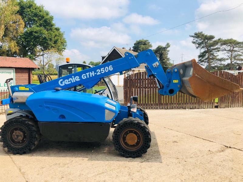 GENIE GTH2506 TELEHANDLER * YEAR 2010 * C/W BUCKET AND TINES