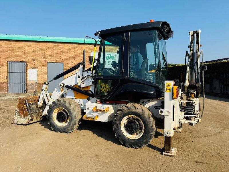 JCB 2CX 4WD BACKHOE DIGGER * C/W THREE IN ONE BUCKET & PECKER*VIDEO*