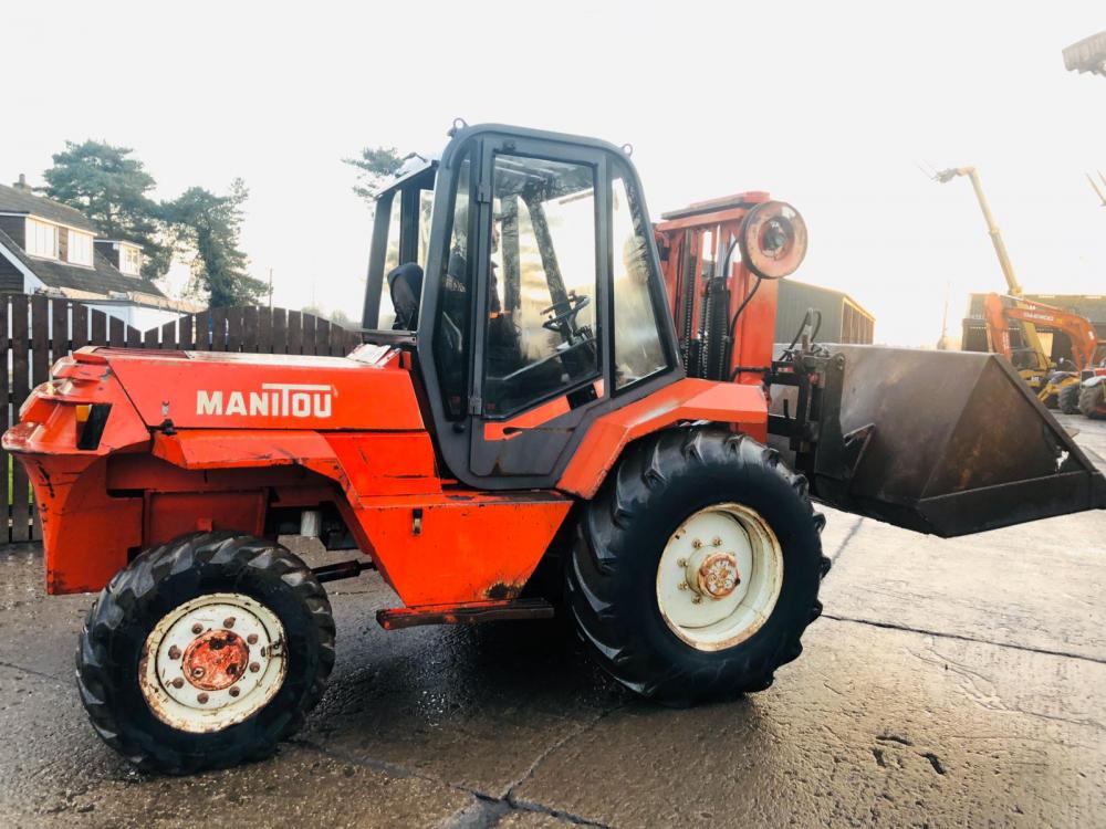 MANITOU M426.CP 4WD MASTED FORKLIFT C/W BUCKET AND PALLET TINES
