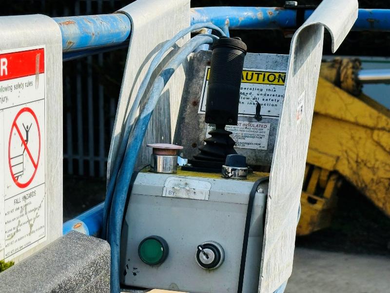 UPRIGHT X32 N SCISSOR LIFT*NEEDS CHARGING*VIDEO*