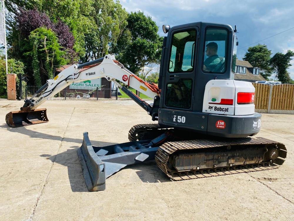 BOBCAT E50 TRACKED EXCAVATOR * YEAR 2010 , 5768 HOURS * C/W BUCKET
