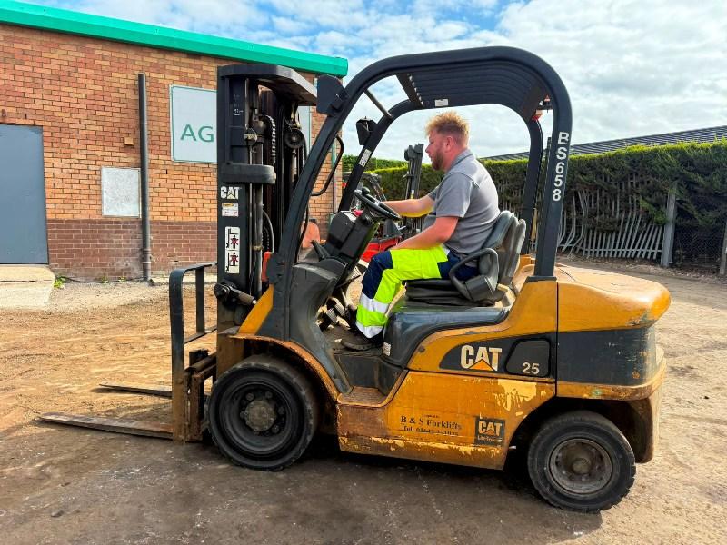 CATERPILLAR DP25N FORKLIFT*C/W PALLET TINES*VIDEO*