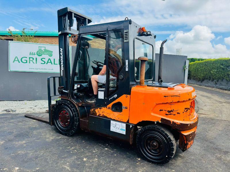 DOOSAN D40SC-5 FORKLIFT*C/W PALLET TINES*YEAR 2012*VIDEO*