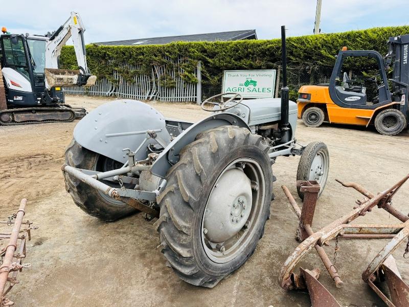 GREY FERGUSON 2WD TRACTOR*C/W ATTACHMENTS*VIDEO*
