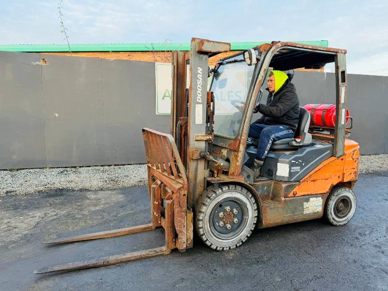 DOOSAN G25P-7 FORKLIFT*C/W FORK POSITIONER*YEAR 2019*VIDEO*