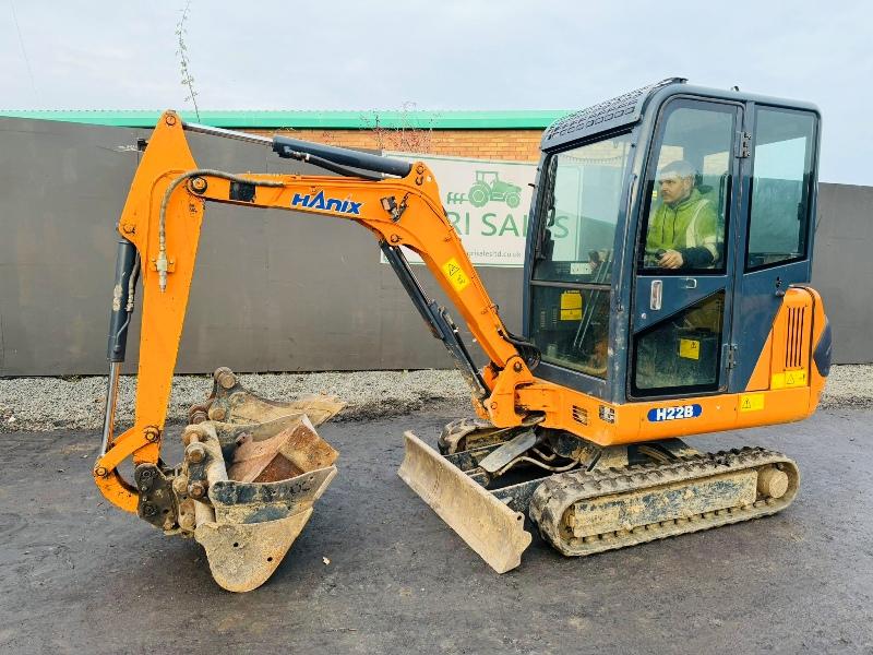 HANIX H22B EXCAVATOR*829 HOURS*C/W 4 EXTRA BUCKETS*VIDEO*