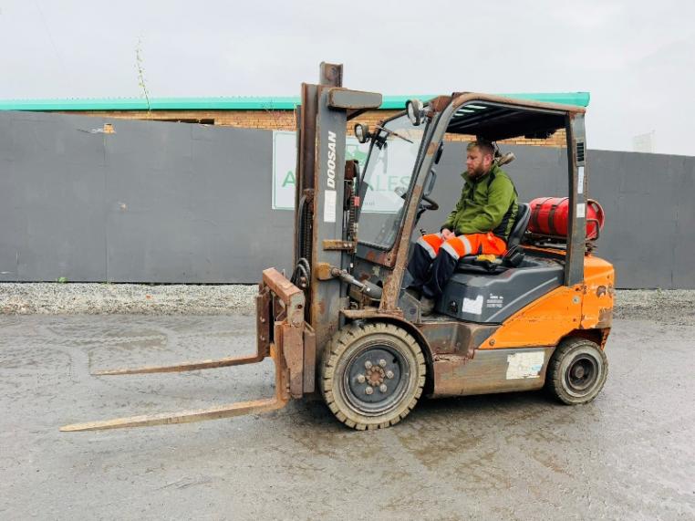 DOOSAN G25P-7 FORKLIFT*C/W FORK POSITIONER*YEAR 2019*VIDEO*