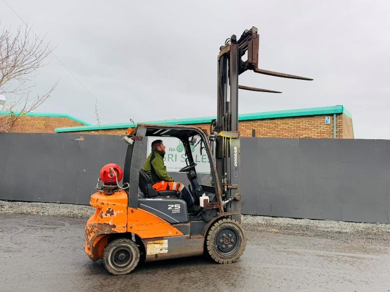 DOOSAN G25P-7 FORKLIFT*C/W FORK POSITIONER*YEAR 2019*VIDEO*