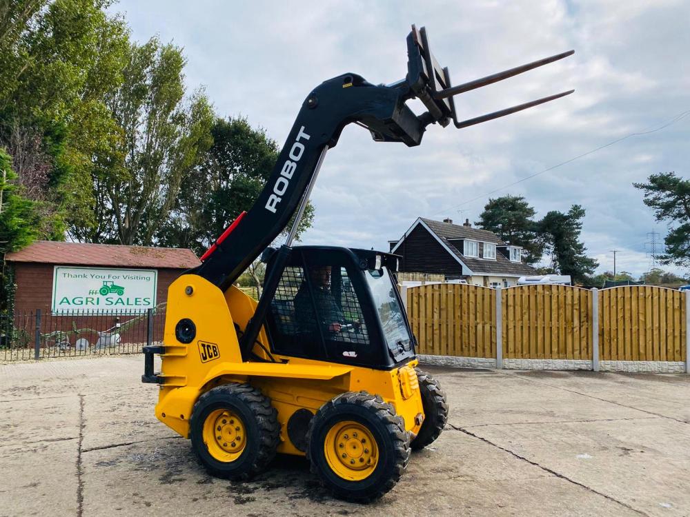 JCB ROBOT 1110 SKIDSTEER C/W FULLY GLAZED CABIN & PALLET TINES