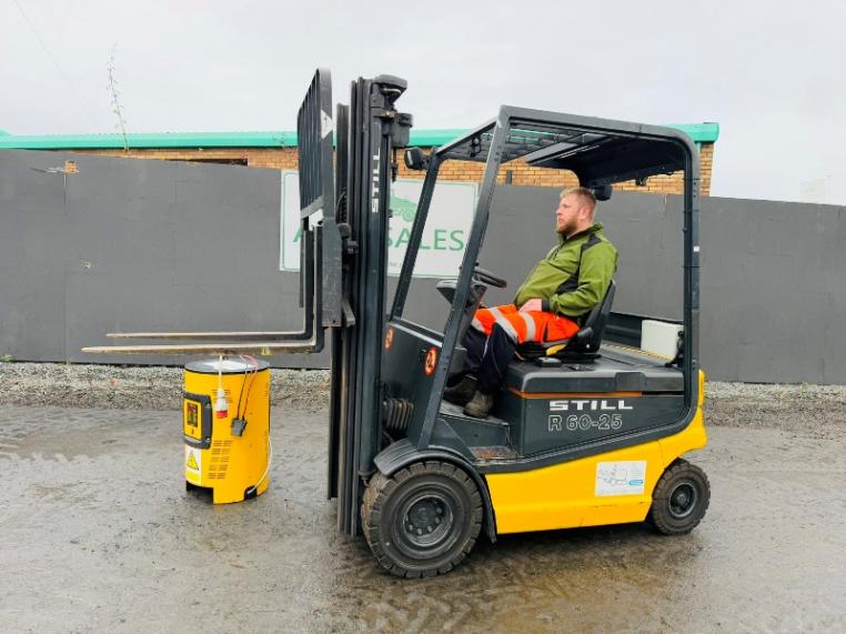 STILL R60-25 ELECTRIC FORKLIFT*C/W PALLET TINES*VIDEO*