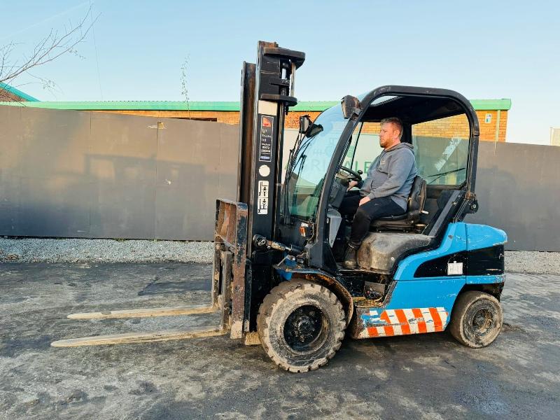 CATERPILLAR DP30N FORKLIFT*C/W PALLET TINES*VIDEO*