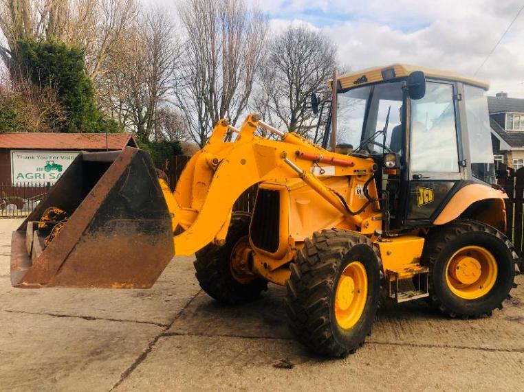 JCB 2CX FARM MASTER C/W PICK UP HITCH,BUCKET & PALLET FORKS * ONLY 4382