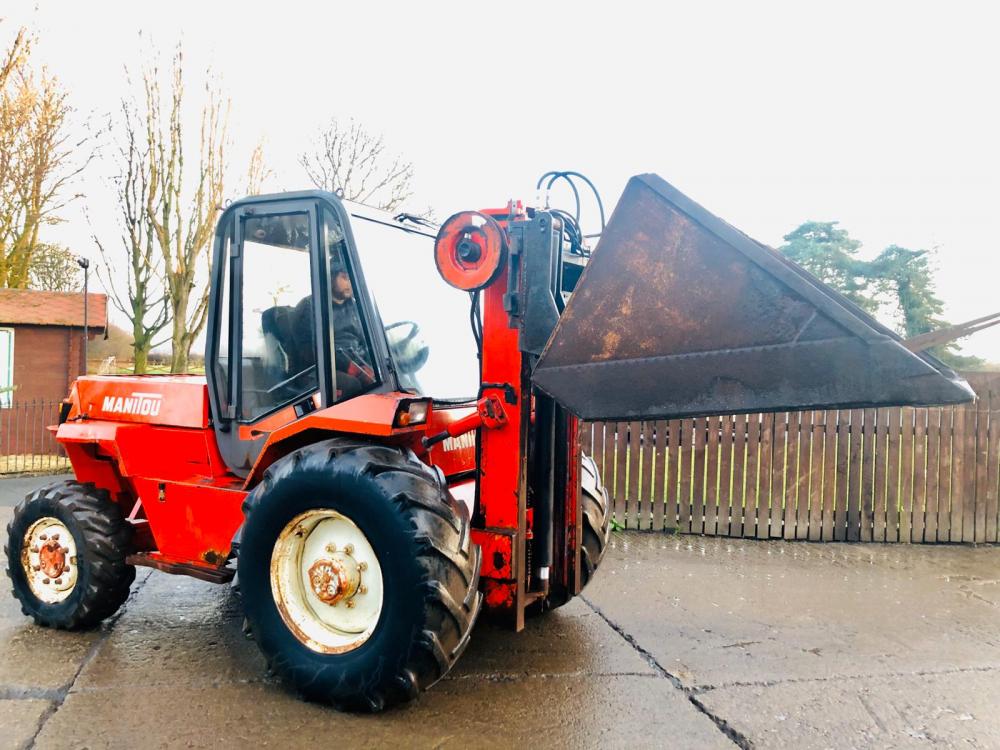 MANITOU M426.CP 4WD MASTED FORKLIFT C/W BUCKET AND PALLET TINES
