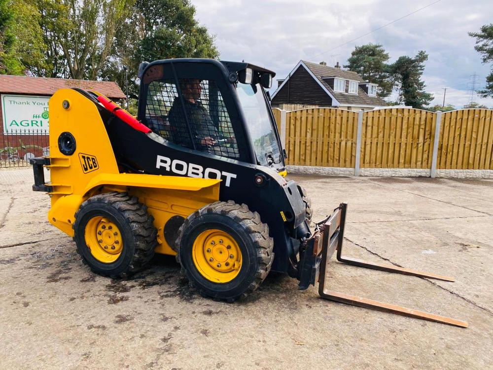 JCB ROBOT 1110 SKIDSTEER C/W FULLY GLAZED CABIN & PALLET TINES