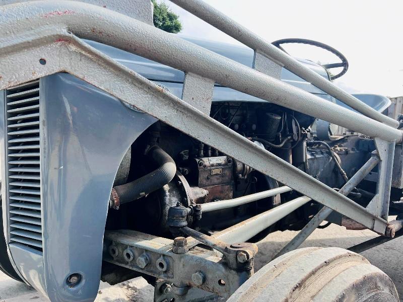 GREY FERGUSON DIESEL 2WD TRACTOR C/W LOADER, BUCKET, FOLKS & TRAILER *VIDEO*