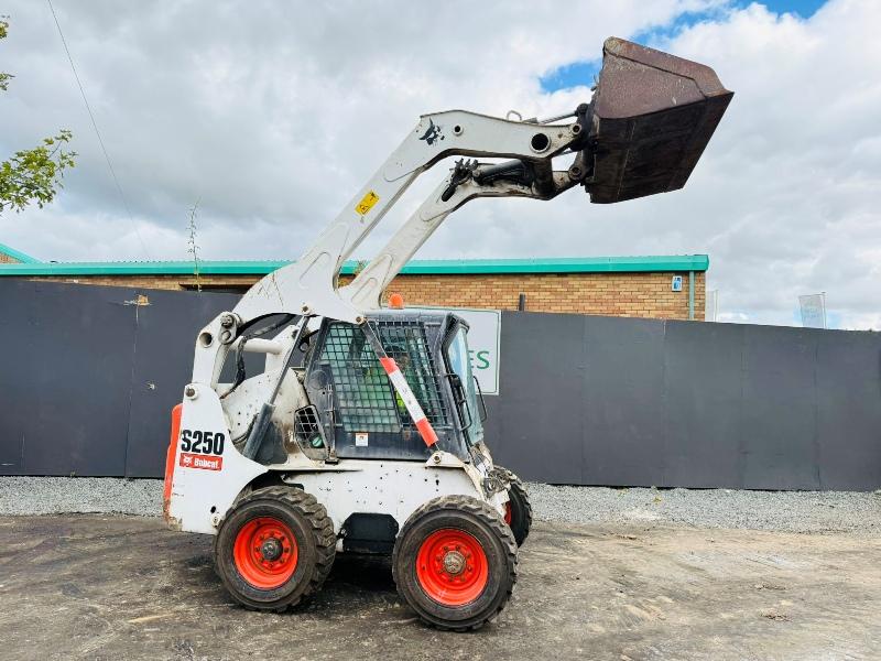 BOBCAT S250 HI-LIFT SKIDSTEER*C/W BUCKET*VIDEO*