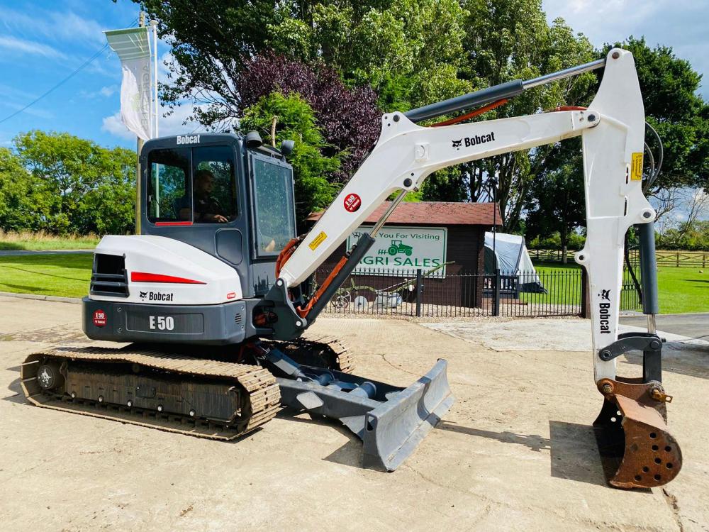 BOBCAT E50 TRACKED EXCAVATOR * YEAR 2010 , 5768 HOURS * C/W BUCKET