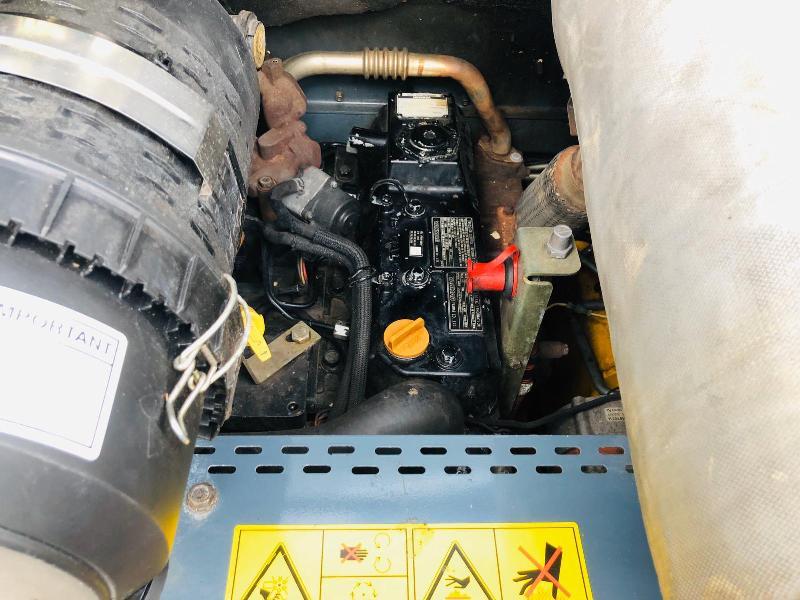 GEHL 4640 SKIDSTEER ( YEAR 2014 ) * ONLY 978 HOURS * PLEASE SEE VIDEO