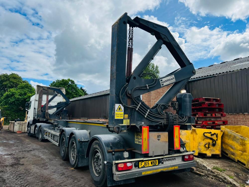 JCB 3CX BACKHOE & CATERPILLAR 428B BACKHOE BEEN LOADED INTO CONTAINER *24/05/2022* 