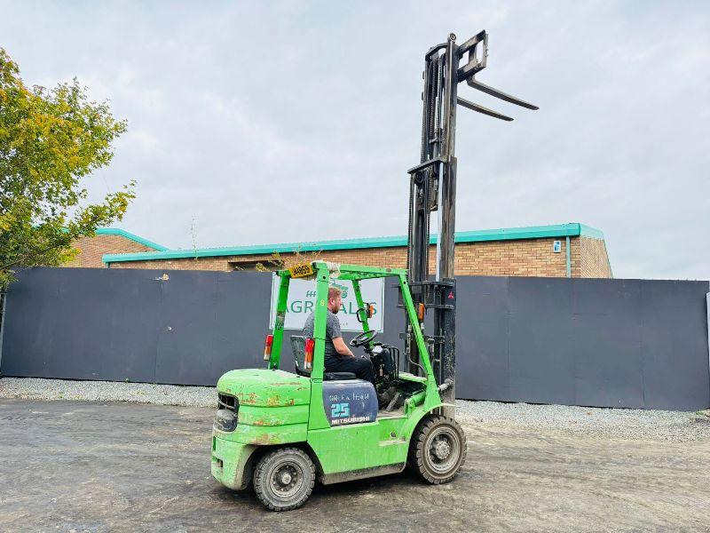 MITSUBISHI FD25 CONTAINER SPEC FOKRLIFT*C/W PALLET TINES*VIDEO*
