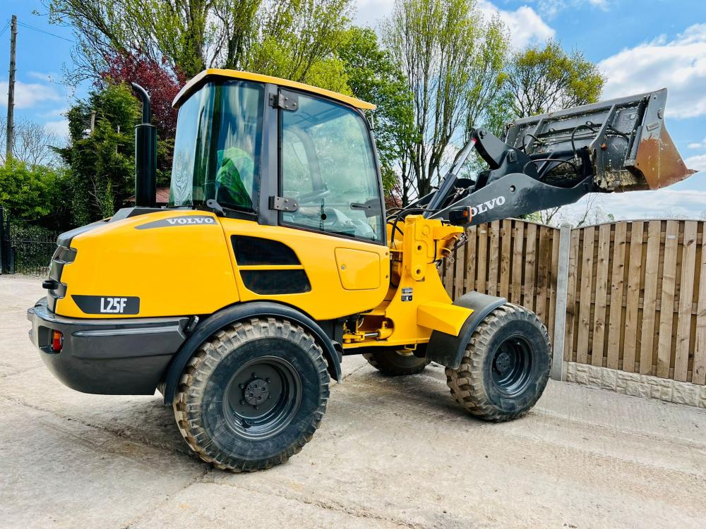 VOLVO L25F 4WD LOADING SHOVEL * YEAR 2013 , 4922 HOURS * C/W BUCKET AND TINES *SEE VIDEO*