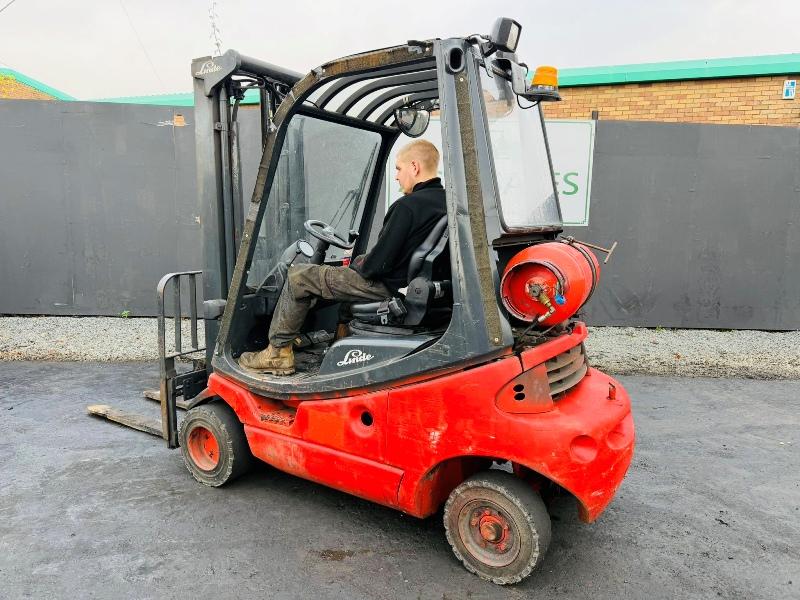 LINDE H20T-03 3 STAGE MASTED FORKLIFT*C/W SIDESHIFT*VIDEO*