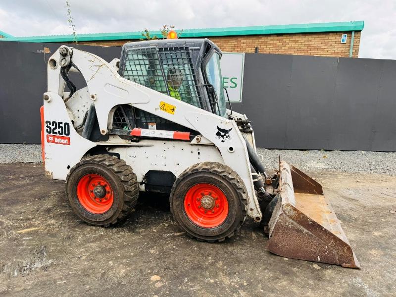 BOBCAT S250 HI-LIFT SKIDSTEER*C/W BUCKET*VIDEO*