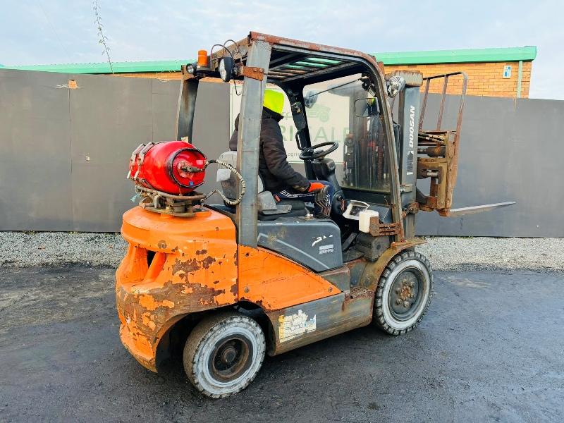 DOOSAN G25P-7 FORKLIFT*C/W FORK POSITIONER*YEAR 2019*VIDEO*