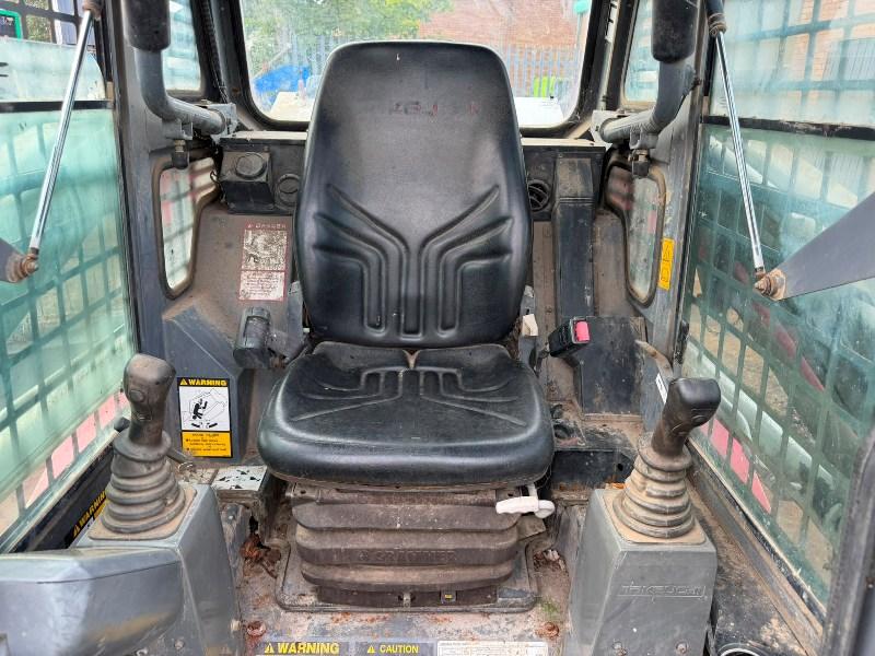 TAKEUCHI TL130 SKIDSTEER*C/W BUCKET AND TINES*2274 HOURS*VIDEO*