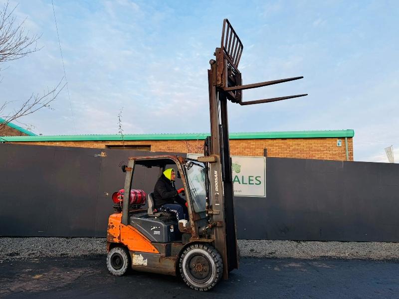 DOOSAN G25P-7 FORKLIFT*C/W FORK POSITIONER*YEAR 2019*VIDEO*