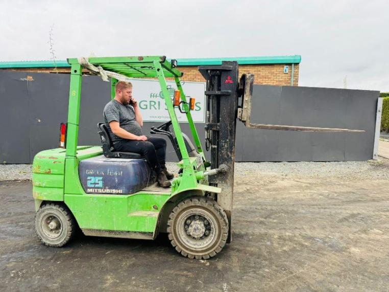 MITSUBISHI FD25 CONTAINER SPEC FOKRLIFT*C/W PALLET TINES*VIDEO*