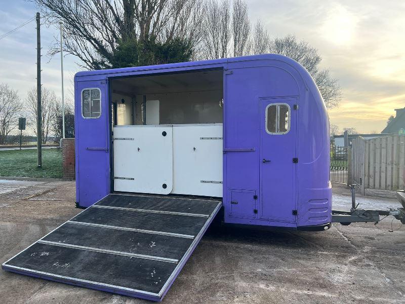 EQUITREK TWIN AXLE HORSE BOX *YEAR 2009* C/W LIVING AREA *VIDEO*