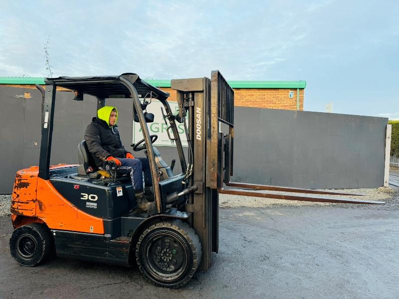 DOOSAN D30S-5 FORKLIFT*YEAR 2011*C/W PALLET TINES*VIDEO*