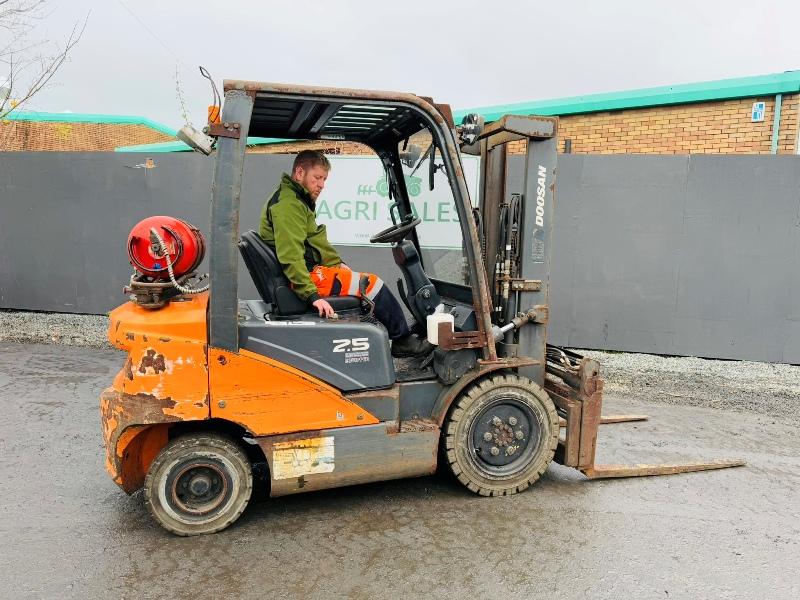 DOOSAN G25P-7 FORKLIFT*C/W FORK POSITIONER*YEAR 2019*VIDEO*