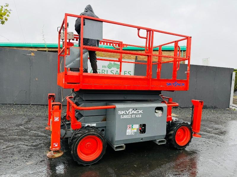 SKYJACK SJ6832RT SCISSOR LIFT*C/W SUPPORT LEGS*YEAR 2011*VIDEO*