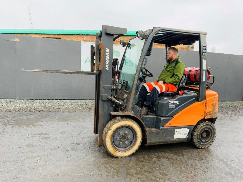 DOOSAN G25E-7 FORKLIFT*C/W PALLET TINES*YEAR 2022*VIDEO*