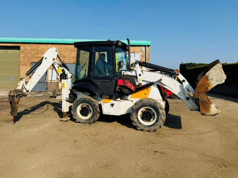 JCB 2CX 4WD BACKHOE DIGGER * C/W THREE IN ONE BUCKET & PECKER*VIDEO*