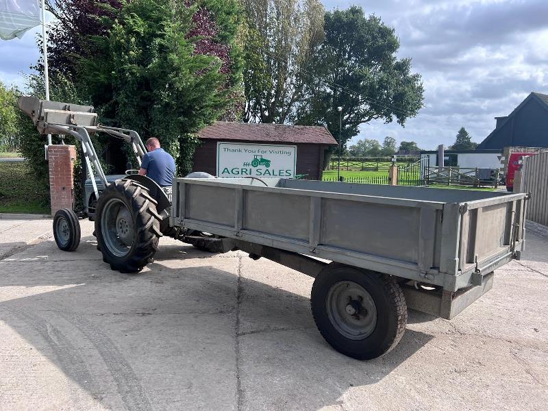 GREY FERGUSON DIESEL 2WD TRACTOR C/W LOADER, BUCKET, FOLKS & TRAILER *VIDEO*