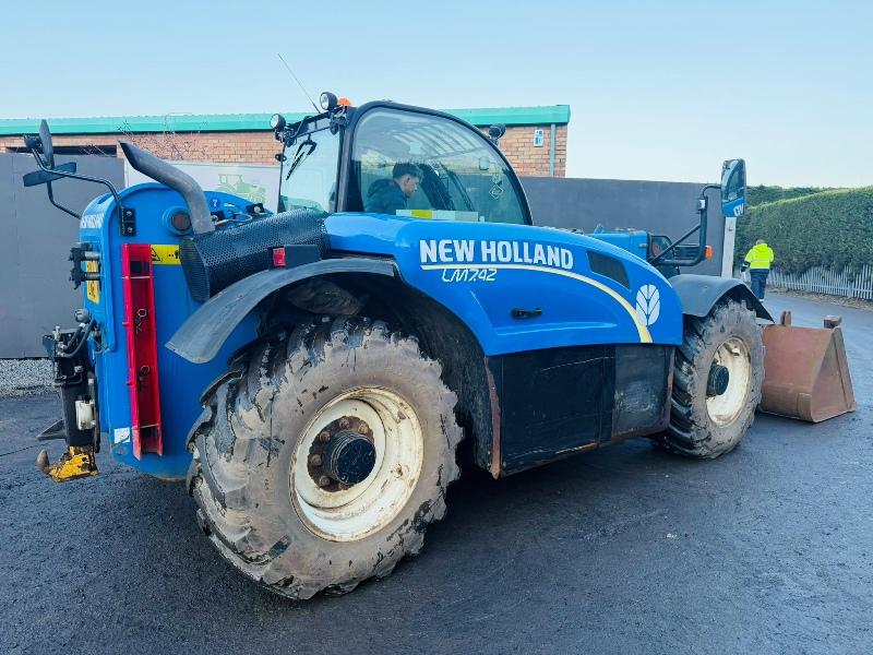 NEW HOLLAND LM7.42 TELEHANDLER*C/W PALLET TINES & BUCKET*YEAR 2017*VIDEO*