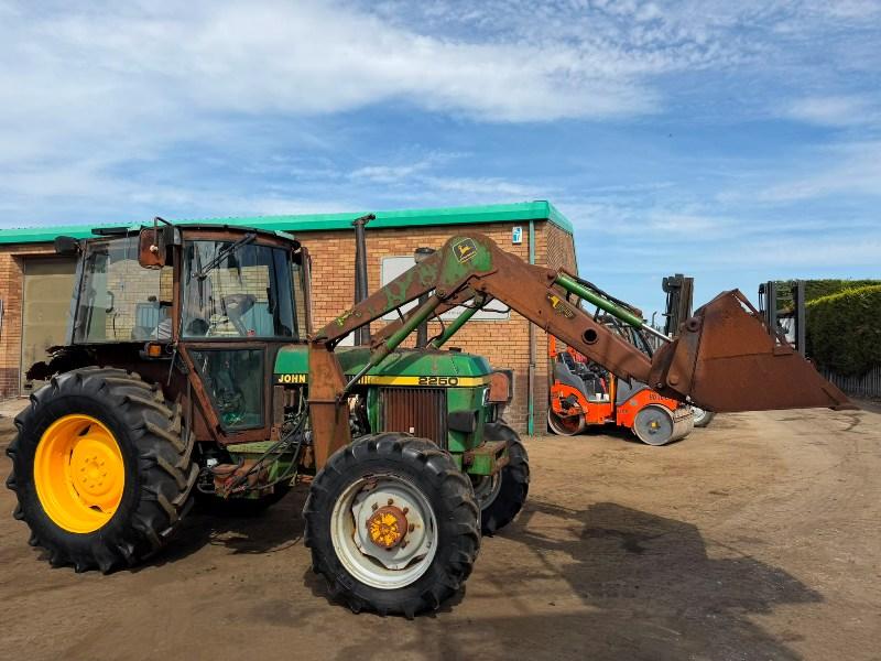 JOHN DEERE 2250 TRACTOR*C/W BUCKET*VIDEO*