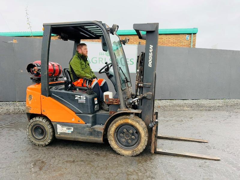 DOOSAN G25E-7 FORKLIFT*C/W PALLET TINES*YEAR 2022*VIDEO*