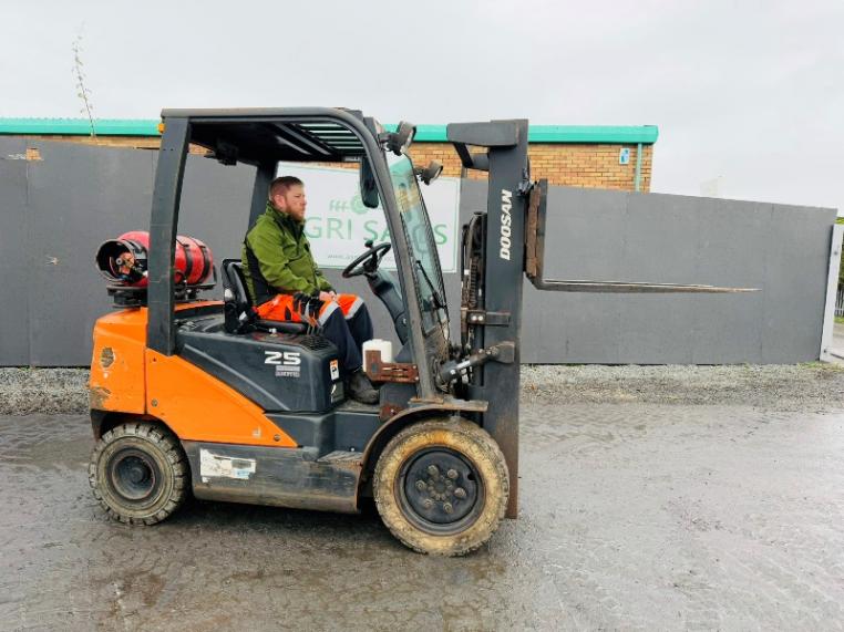 DOOSAN G25E-7 FORKLIFT*C/W PALLET TINES*YEAR 2022*VIDEO*
