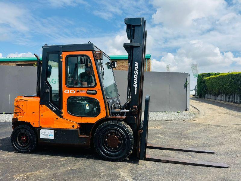 DOOSAN D40SC-5 FORKLIFT*C/W PALLET TINES*YEAR 2012*VIDEO*