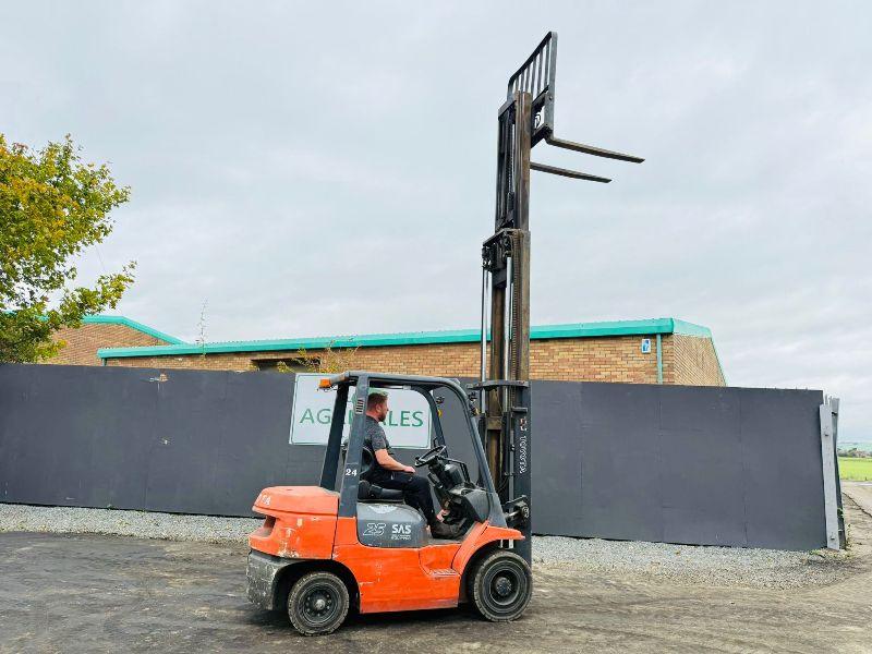 TOYOTA 62-7FDF25 CONTAINER SPEC FORKLIFT*C/W PALLET TINES*VIDEO*