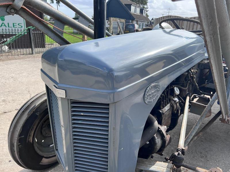 GREY FERGUSON DIESEL 2WD TRACTOR C/W LOADER, BUCKET, FOLKS & TRAILER *VIDEO*