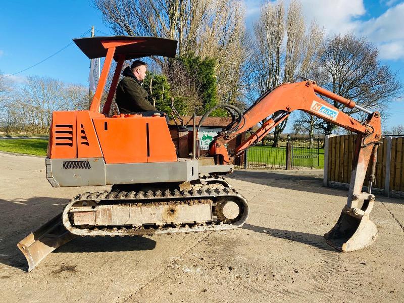 TAKEUCHI TB250 TRACKED EXCAVATOR C/W BLADE & BUCKET
