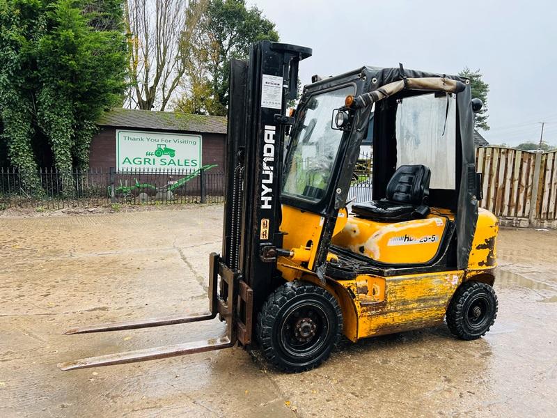 HYUNDIA HDF25-5 CONTAINER SPEC FORKLIFT C/W 3 STAGE MAST *VIDEO*